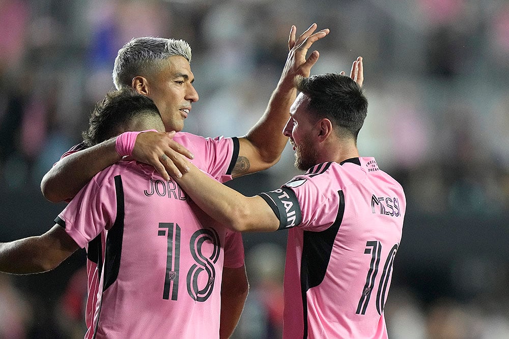 Major League Soccer: nter Miami forward Lionel Messi (10) celebrates with Luis Suarez, center, and Jordi Alba (18) after scoring a goal - | Photo: AP/Lynne Sladky