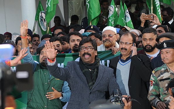  Diwakar Prasad/Hindustan Times via Getty Images : JMM working president and Chief Ministerial candidate Hemant Soren addressing a press conference at his residence on December 23, 2019 in Ranchi, India. 