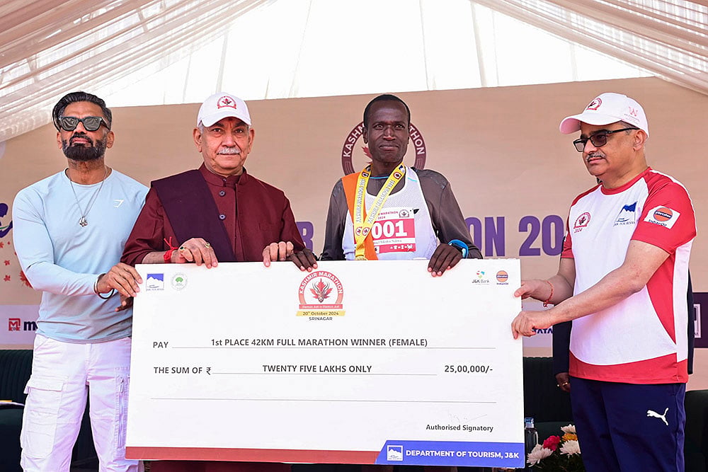 Manoj Sinha, actor Suniel Shetty during Kashmir Marathon