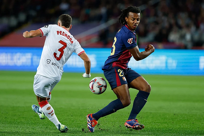 Spain Soccer La Liga 2024-25 Barcelona fc vs Sevilla photo gallery_ Jules Kounde
