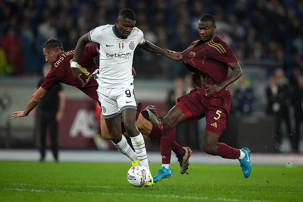 Italy Soccer Serie A 2024-25 AS Roma vs Inter Milan photo gallery_Evan Ndicka