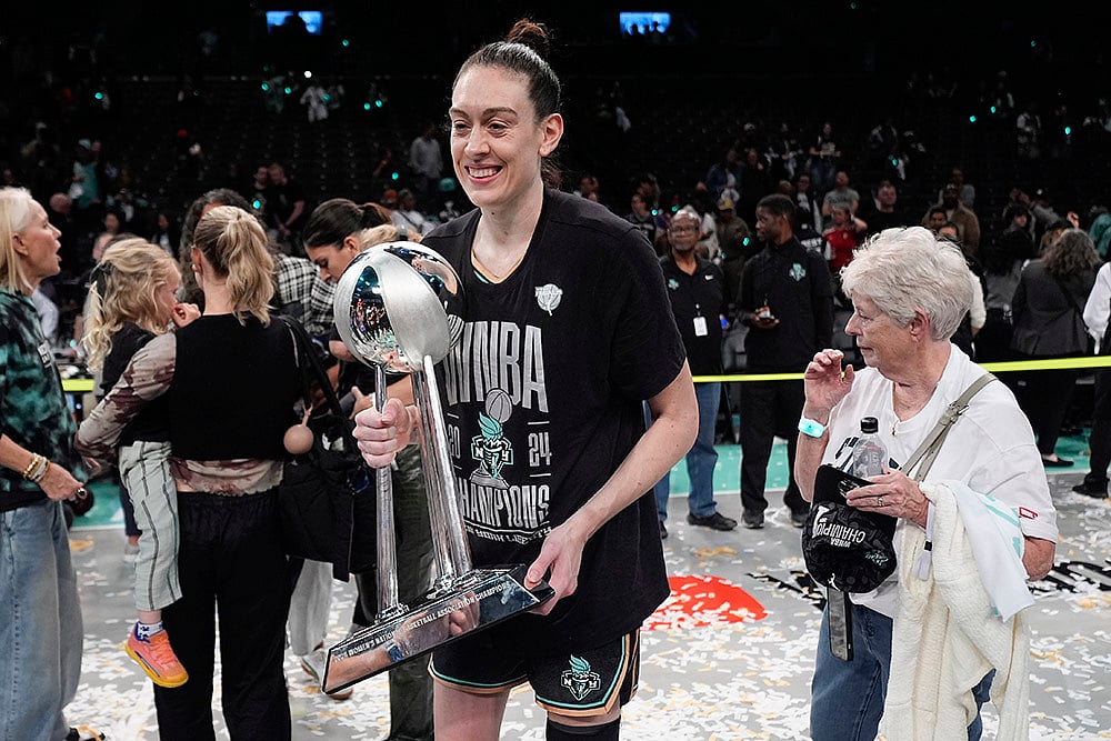 | Photo: AP/Pamela Smith : WNBA Finals: New York Liberty forward Breanna Stewart (30) holds the championship trophy