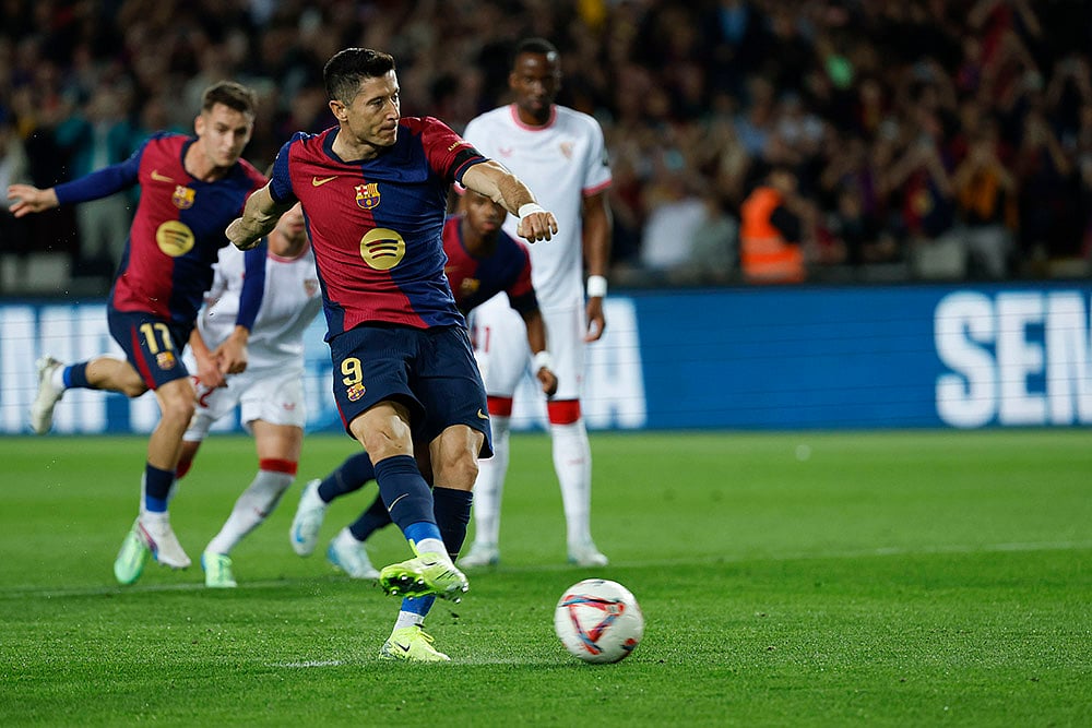 Spain Soccer La Liga 2024-25 Barcelona fc vs Sevilla photo gallery_Robert Lewandowski 
