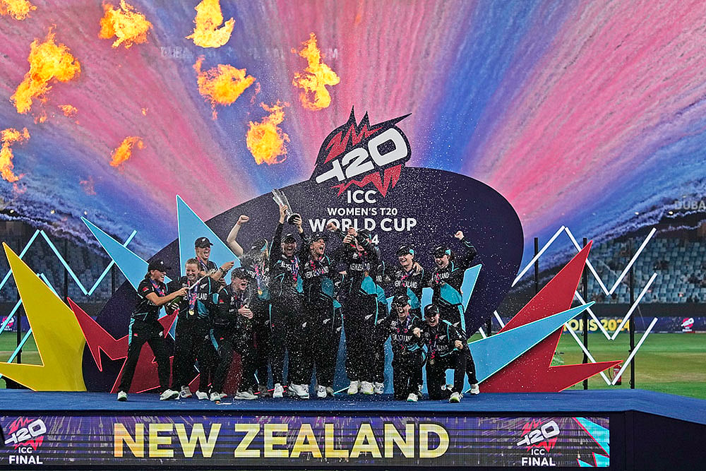| Photo: AP/Altaf Qadri : Women's T20 WC 2024 Final: New Zealand's players pose with the trophy