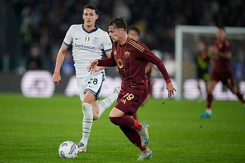 Serie A 2024-25: Roma's Nicola Zalewski, right, and Inter Milan's Benjamin Pavard challenge for the ball 