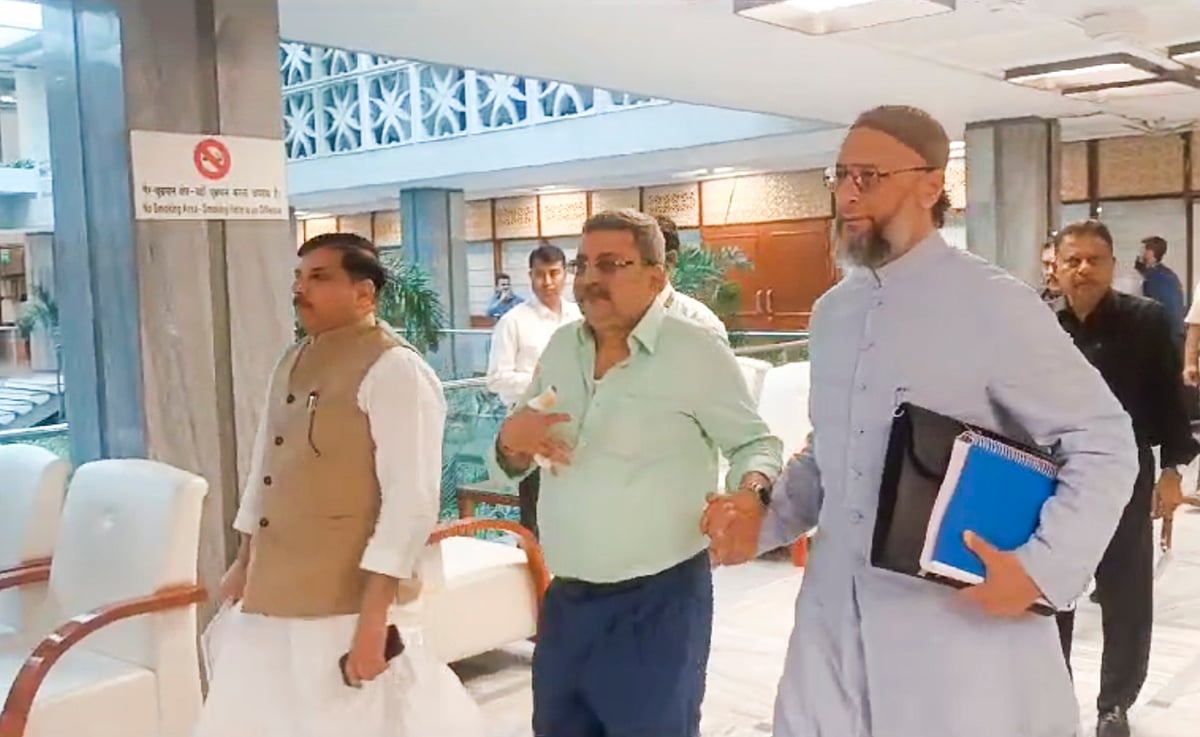 PTI : TMC MP Kalyan Banerjee injured himself during Waqf (Amendment) Bill committee meeting.