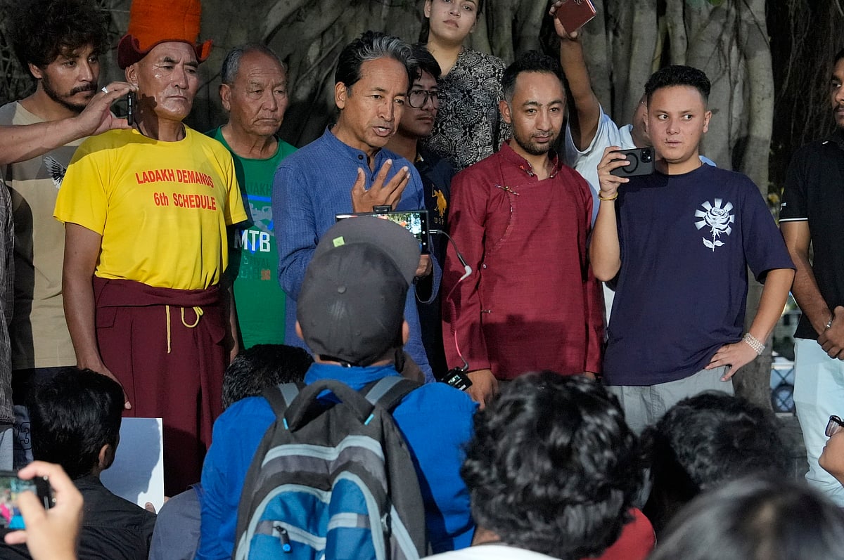 Vikram sharma : Sonam Wangchuk addresses a group of students