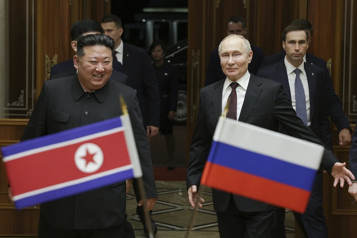AP : Vladimir Putin (R), Kim Jong Un (L) |