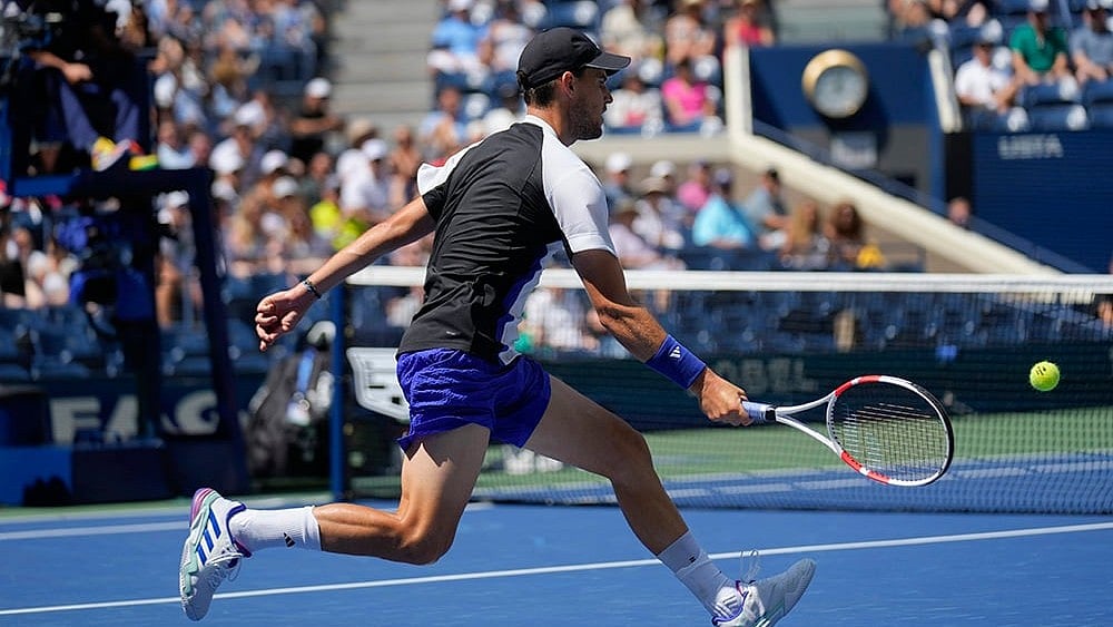 | Photo: AP/Seth Wenig : US Open 2024: Dominic Thiem, of Austria, returns a shot to Ben Shelton, of the United States