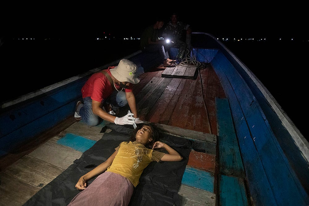 Rohingya refugees: A paramedic examines the health condition of young girl 