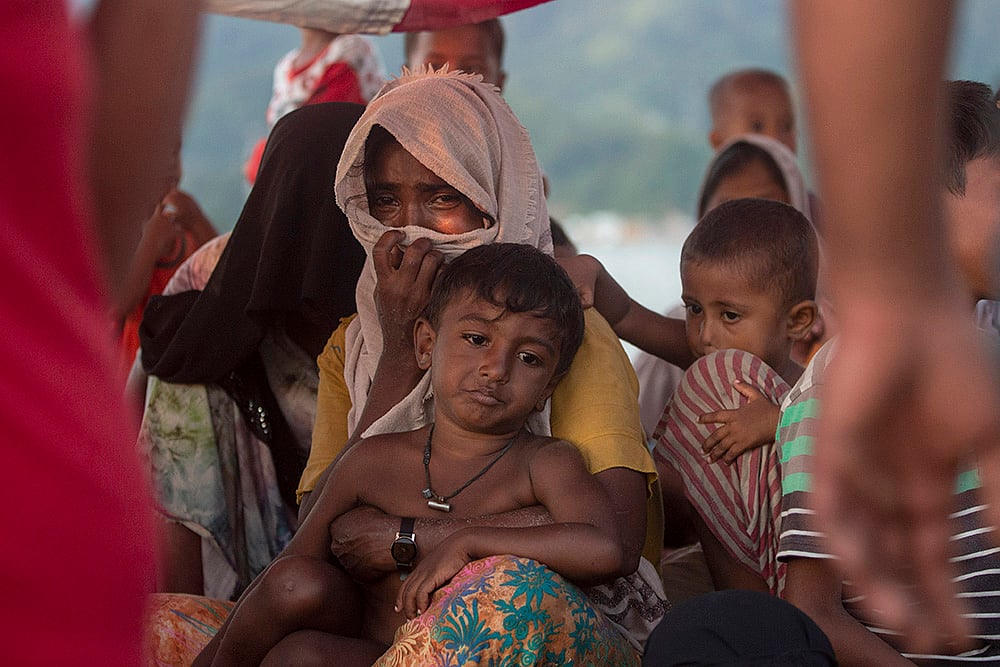 AP/Binsar Bakkara : Rohingya refugees anchors near Labuhan Haji, Aceh province, Indonesia
