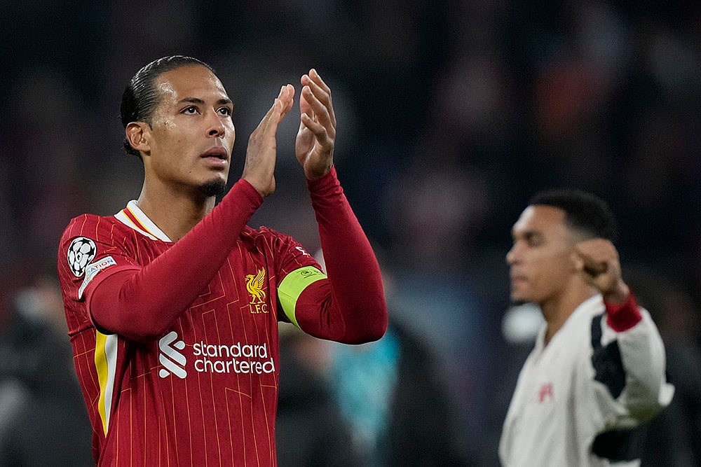 | Photo: AP/Matthias Schrader : Champions League 2024-25: Liverpool's Virgil van Dijk greets fans