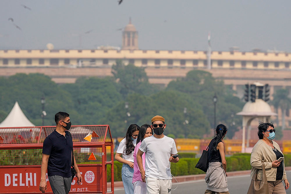 India Weather gallery: Air pollution in Delhi NCR_Foreign tourists