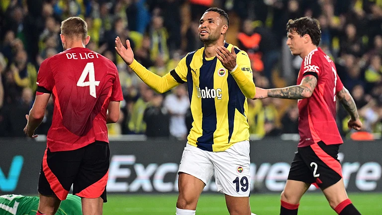Youssef En-Nesyri drew Fenerbahce level against Manchester United. - null