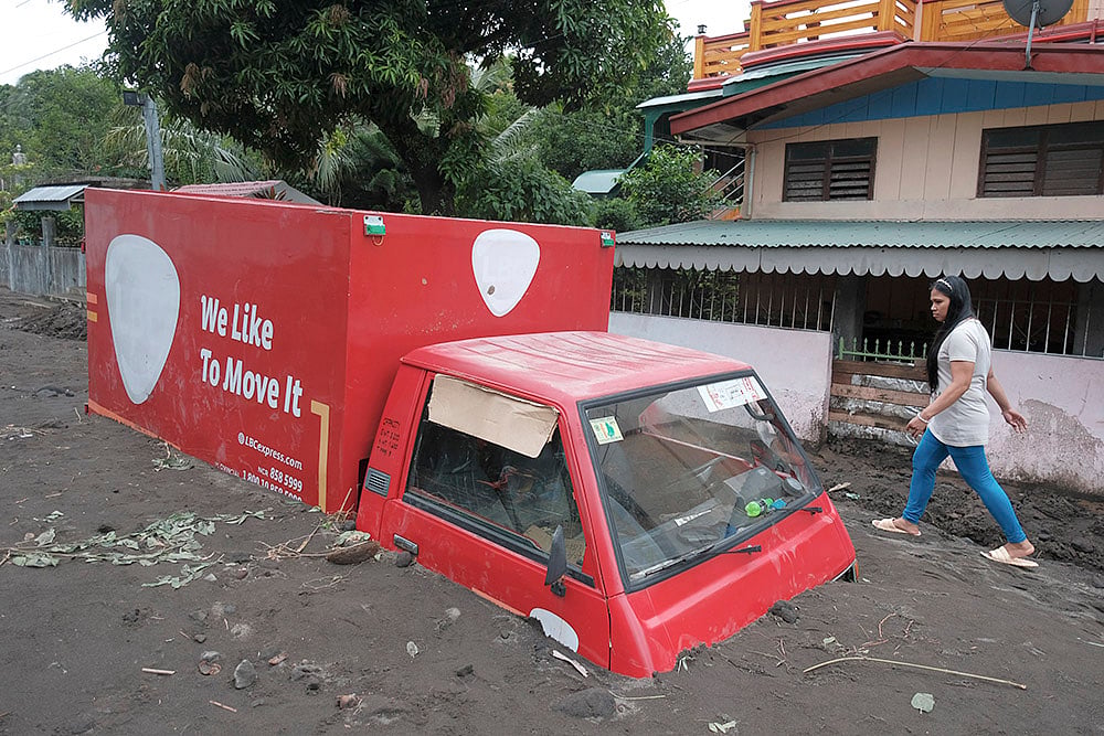 | Photo: AP/John Michael Magdasoc : Philippines Tropical Storm Kristine