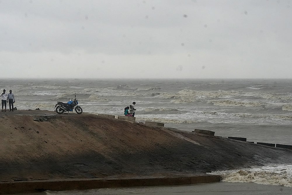 India weather severe Cyclonic storm Dana in west bengal Photos_6
