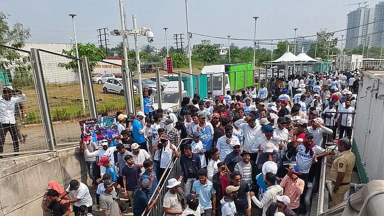 People searching for water during the 2nd Test match in MCA Stadium on Thursday. - Photo: X | Tanuj Singh