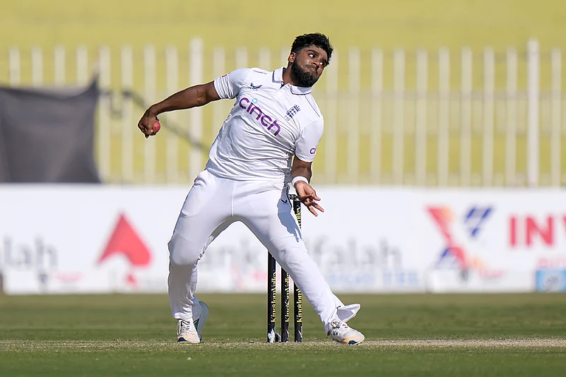 Pakistan vs England 3rd Test cricket Day 2 Photo gallery_ehan Ahmed bowls