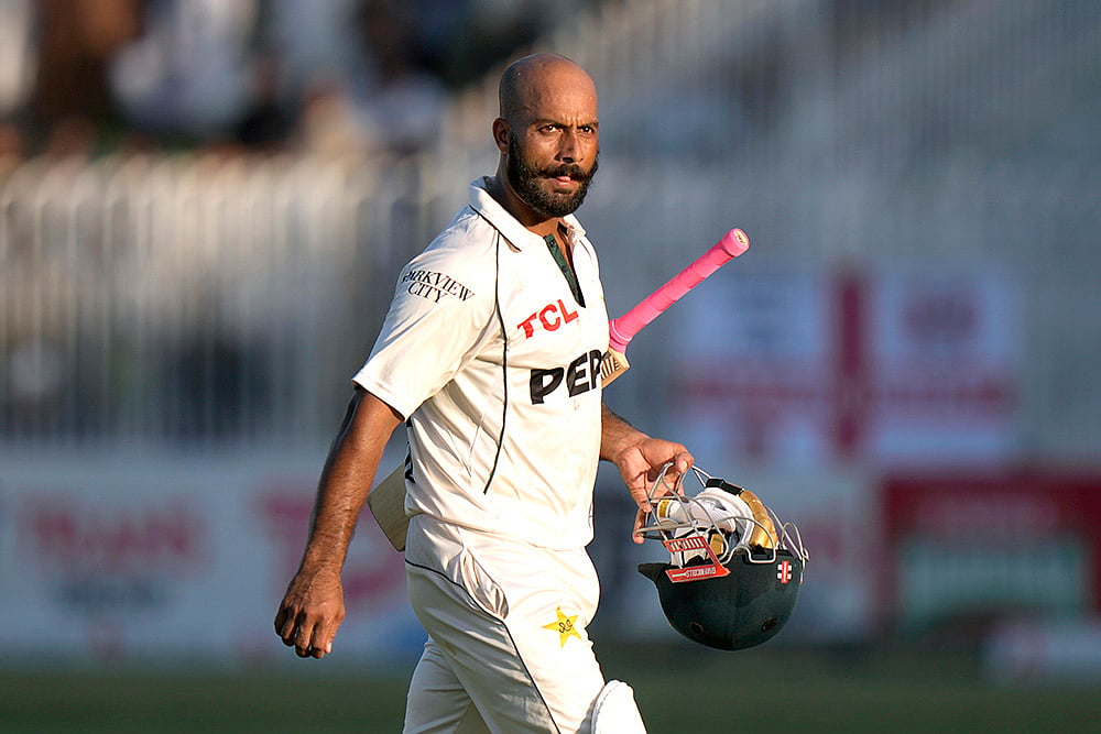 | Photo: AP/Anjum Naveed : Pakistan vs England 3rd Test: Pakistan's Sajid Khan walks off the field on the end of Pakistan's first innings