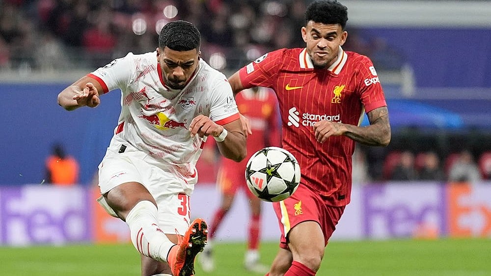 | Photo: AP/Matthias Schrader : Champions League 2024-25: Leipzig's Benjamin Henrichs, left, duels for the ball with Liverpool's Luis Diaz