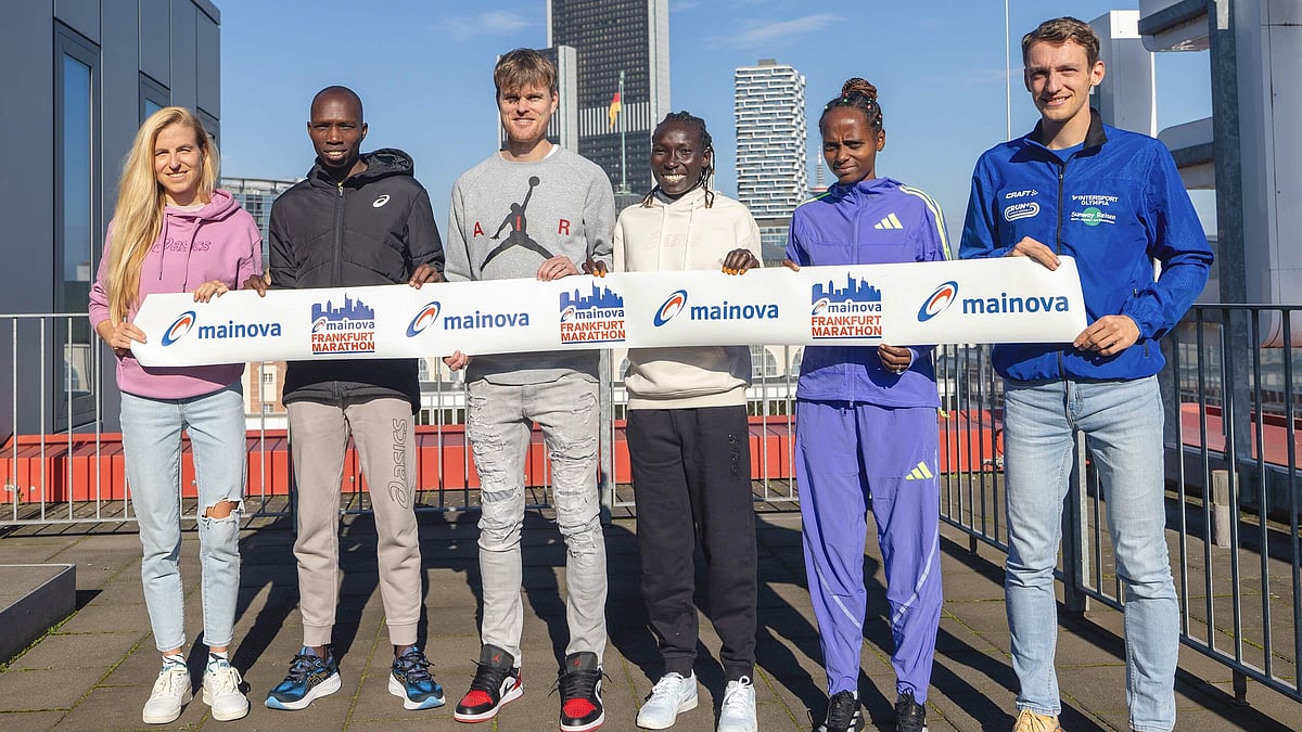X/Frankfurt Marathon : Athletes pose for a photo in the lead-up to Frankfurt Marathon 2024.