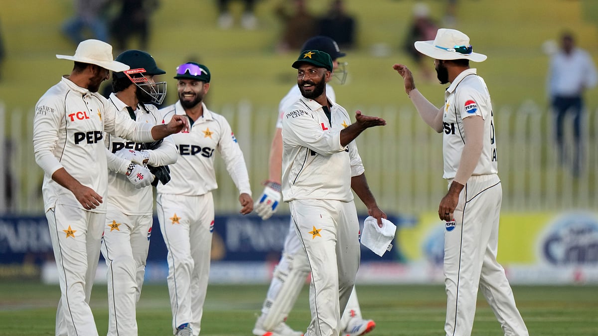 AP Photo/Anjum Naveed : Pakistan's Sajid Khan, second right, and teammates walk off the field on the end of play of day two of the third test cricket match between Pakistan and England, in Rawalpindi.
