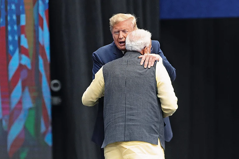 Fostering Ties: Indian Prime Minister Narendra Modi and then US President Donald Trump embrace during the Howdy Modi event at NRG Stadium on September 22, 2019, in Houston, USA - Photo: Getty Images