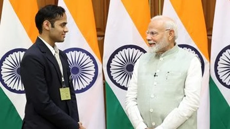 Arjun Erigaisi with Narendra Modi. - X/ArjunErigaisi