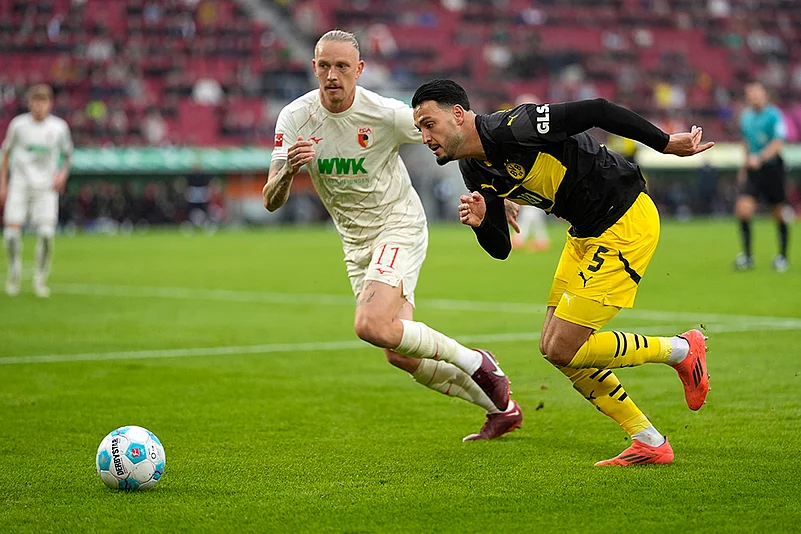 Borussia Dortmund vs FC Augsburg Bundesliga soccer photo gallery_Ramy Bensebaini