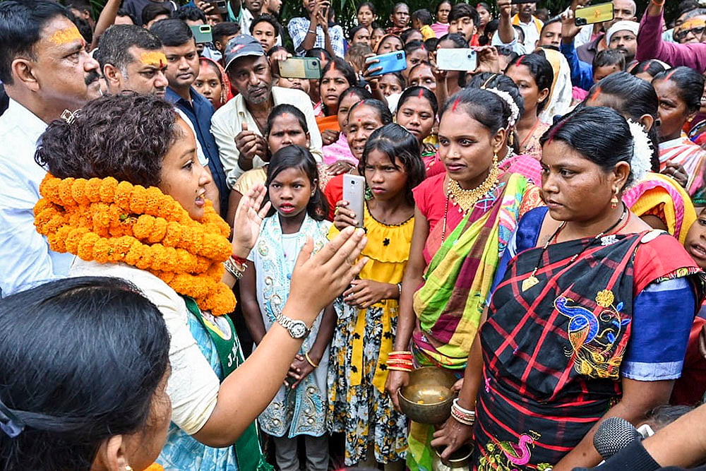 | Photo: PTI : Kalpana Soren meets the public  during the Assembly elections campaign