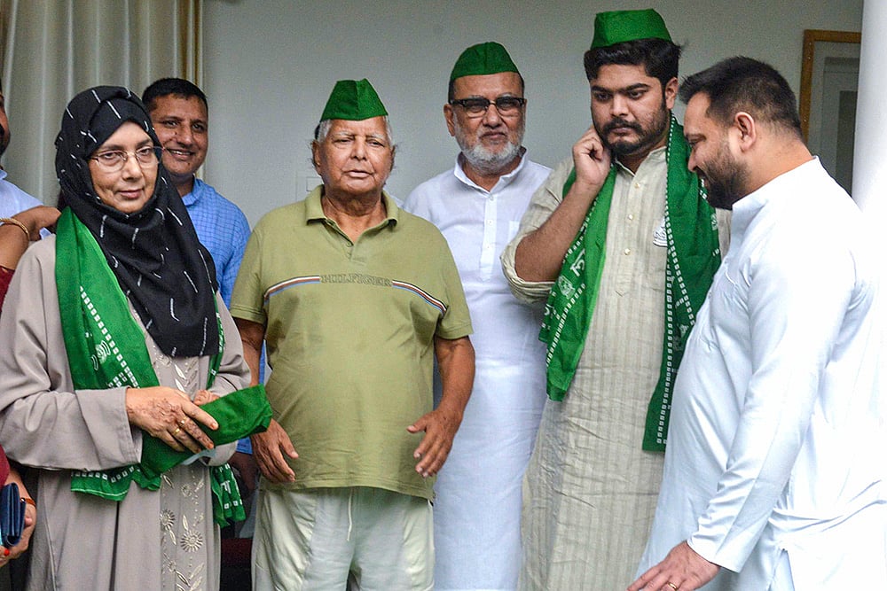 Lalu Prasad Yadav and Tejashwi Yadav with 
 Shahabuddins wife and son