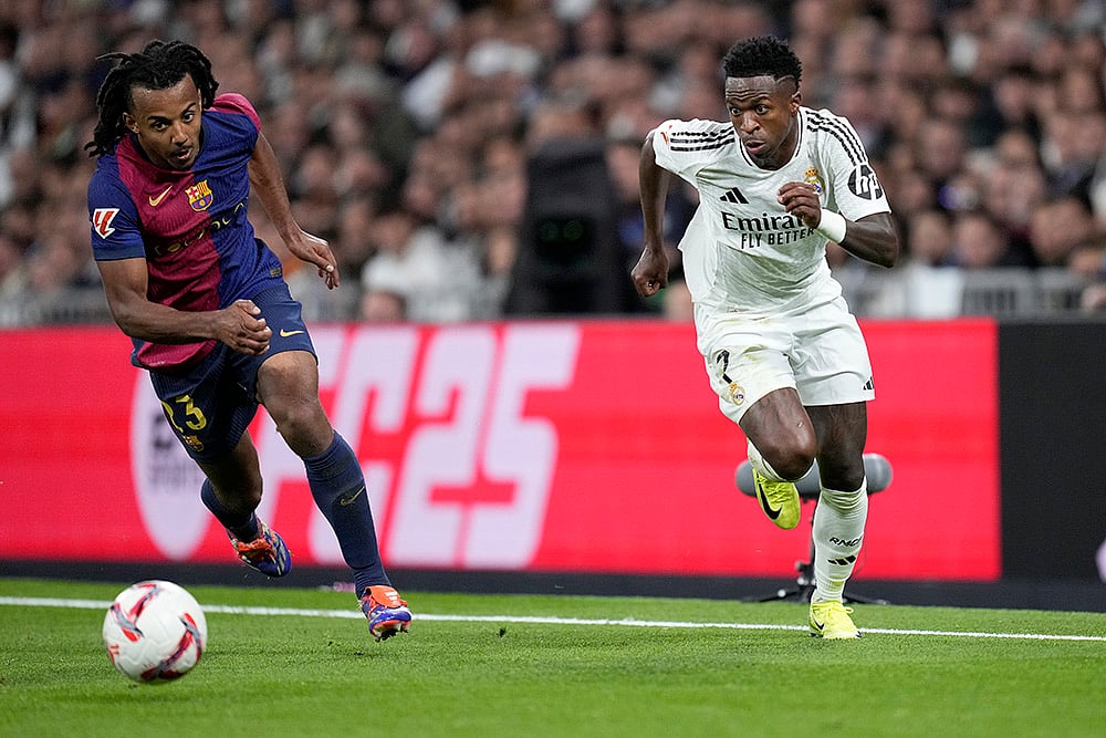 Real Madrid and Barcelona La Liga soccer photo gallery_Jules Kounde