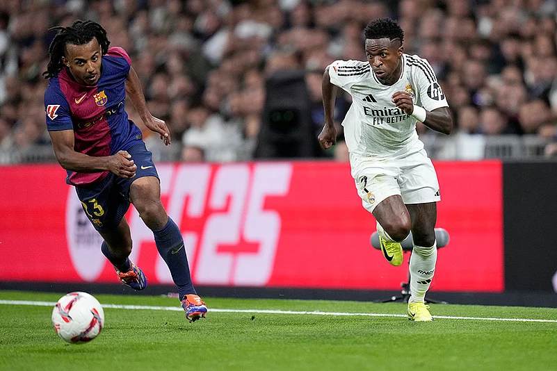 Real Madrid and Barcelona La Liga soccer photo gallery_Jules Kounde