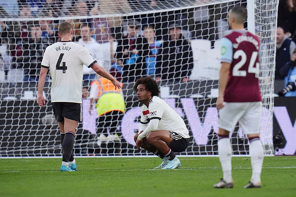 | Photo: John Walton/PA via AP : Premier League 2024-25: Manchester United's Joshua Zirkzee reacts after match against West Ham
