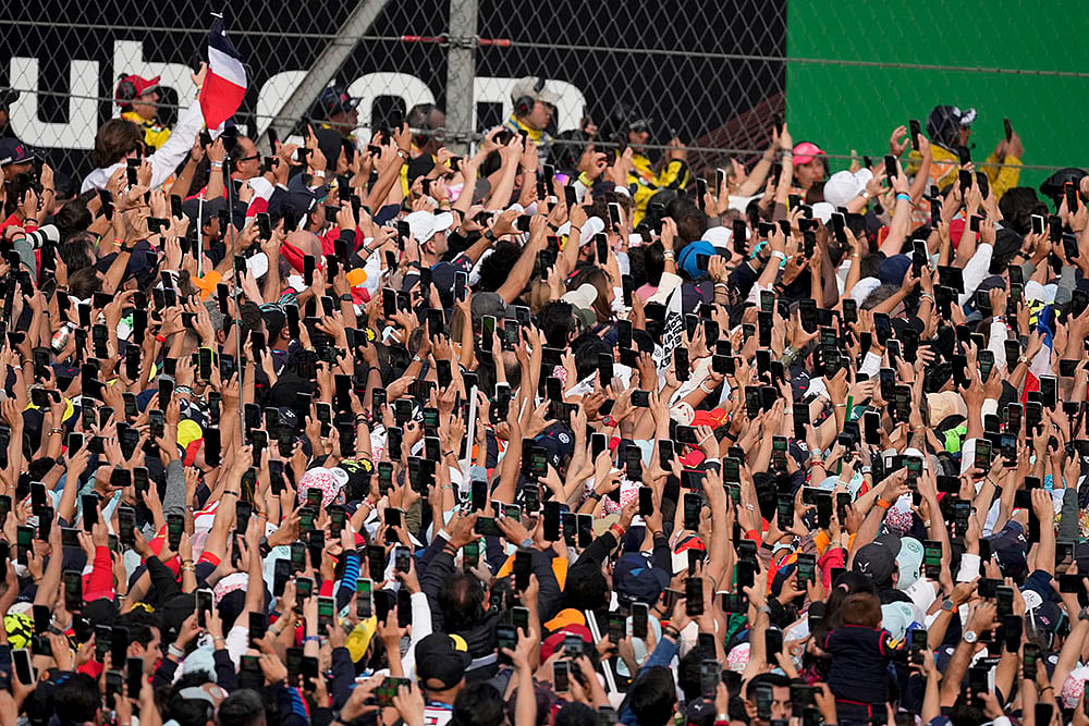 Mexico F1 GP Auto Racing photo gallery_Fans take photos 