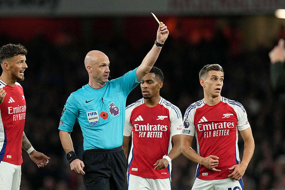 English Premier League soccer Arsenal vs Liverpool photo gallery_Referee Anthony Taylor