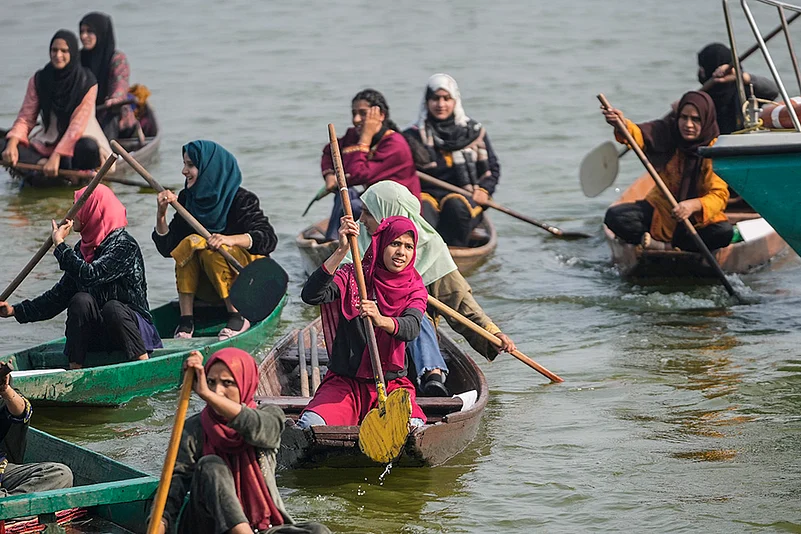All-Women Boat Race To Drive Women Empowerment in Dal Lake in Srinagar_7