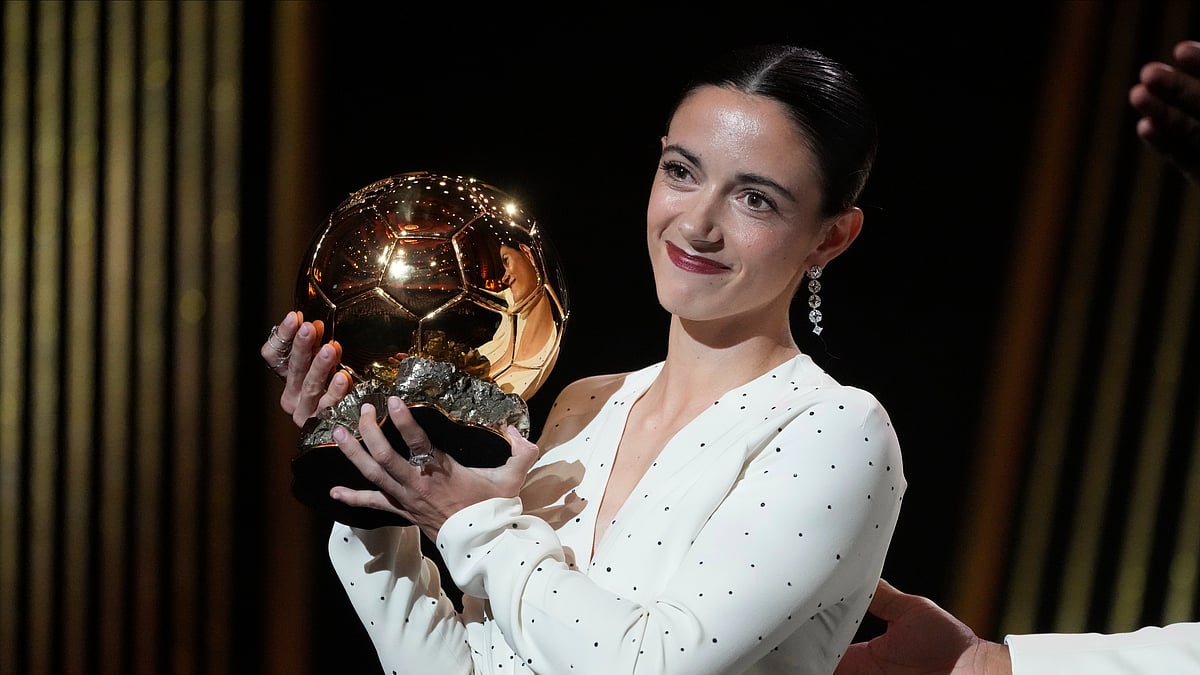 AP Photo/Michel Euler : Barcelona's Aitana Bonmati receives the 2024 Women's Ballon d'Or award during the 68th Ballon d'Or (Golden Ball) award ceremony at Theatre du Chatelet in Paris.