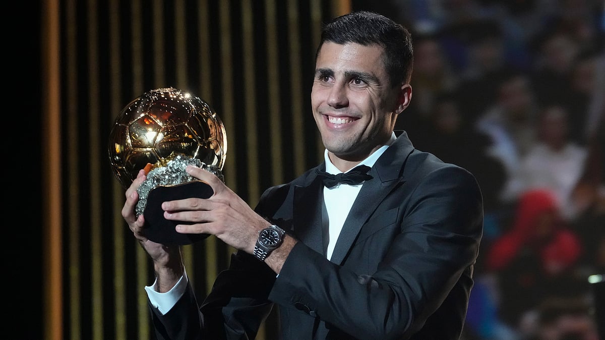 AP Photo/Michel Euler : Manchester City's Spanish player Rodri receives the 2024 Men's Ballon d'Or award during the 68th Ballon d'Or (Golden Ball) award ceremony at Theatre du Chatelet in Paris.