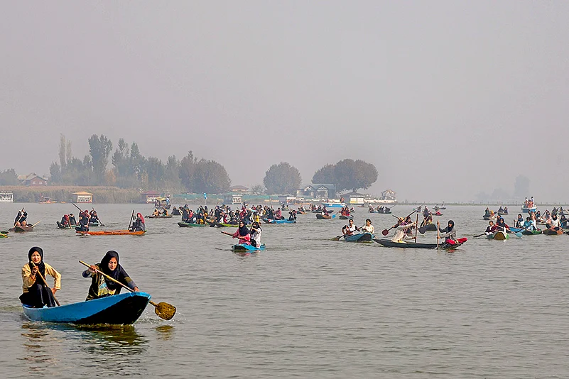 All-Women Boat Race To Drive Women Empowerment in Dal Lake in Srinagar_2