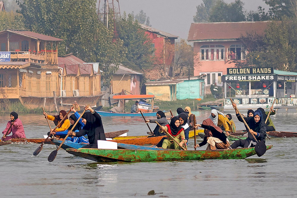 All-Women Boat Race To Drive Women Empowerment in Dal Lake in Srinagar_3