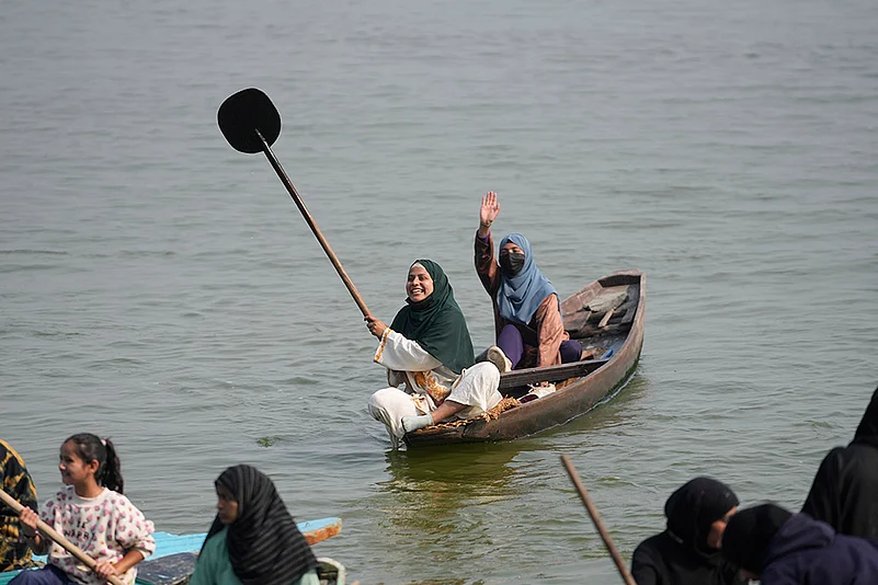 All-Women Boat Race To Drive Women Empowerment in Dal Lake in Srinagar_4