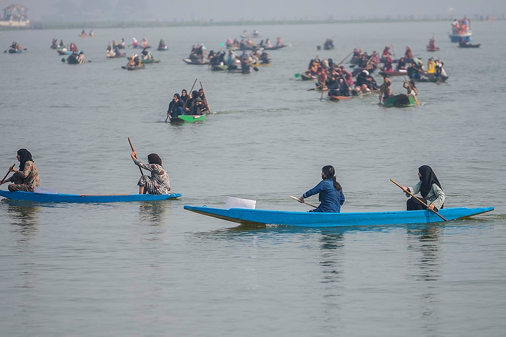 All-Women Boat Race To Drive Women Empowerment in Dal Lake in Srinagar_5