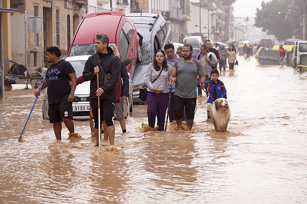 AP : Devastating flash flood kills many in Spain