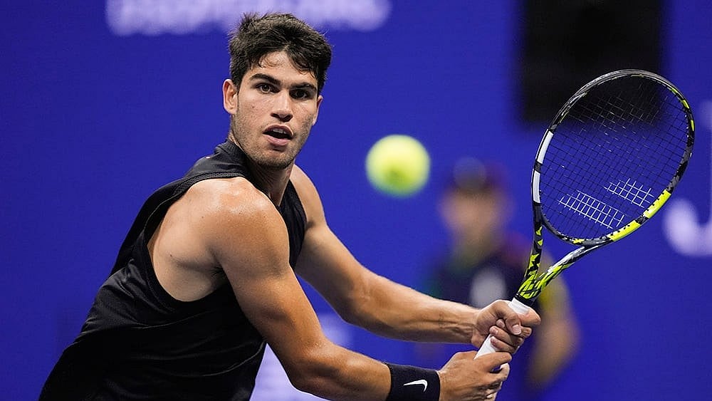 | Photo: AP/Matt Rourke : US Open 2024: Carlos Alcaraz returns a shot to Li Tu during the first round of the U.S. Open