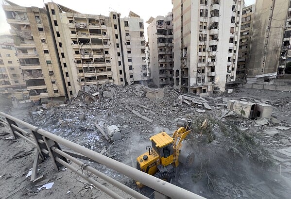AP : Israel launches airstrike on Beirut |