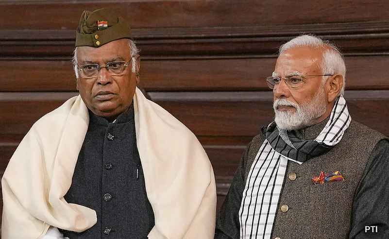 Congress chief Mallikarjun Kharge(left) with PM Narendra Modi(right) |