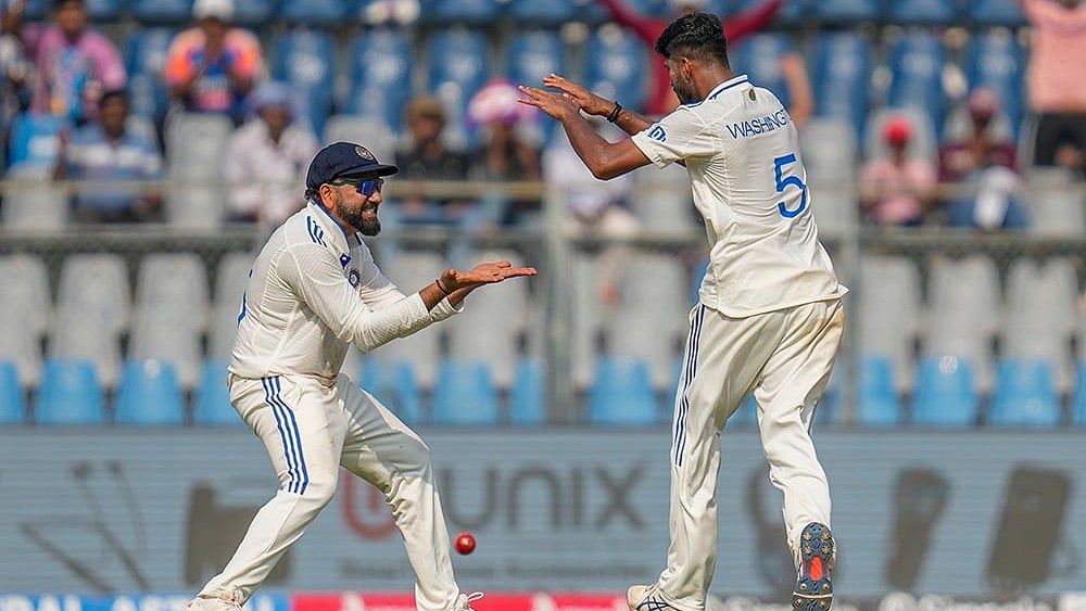 | Photo: AP/Rajanish Kakade : India vs New Zealand 3rd Test: Rohit Sharma and Washington Sundar celebrate the dismissal of a New Zealand player.