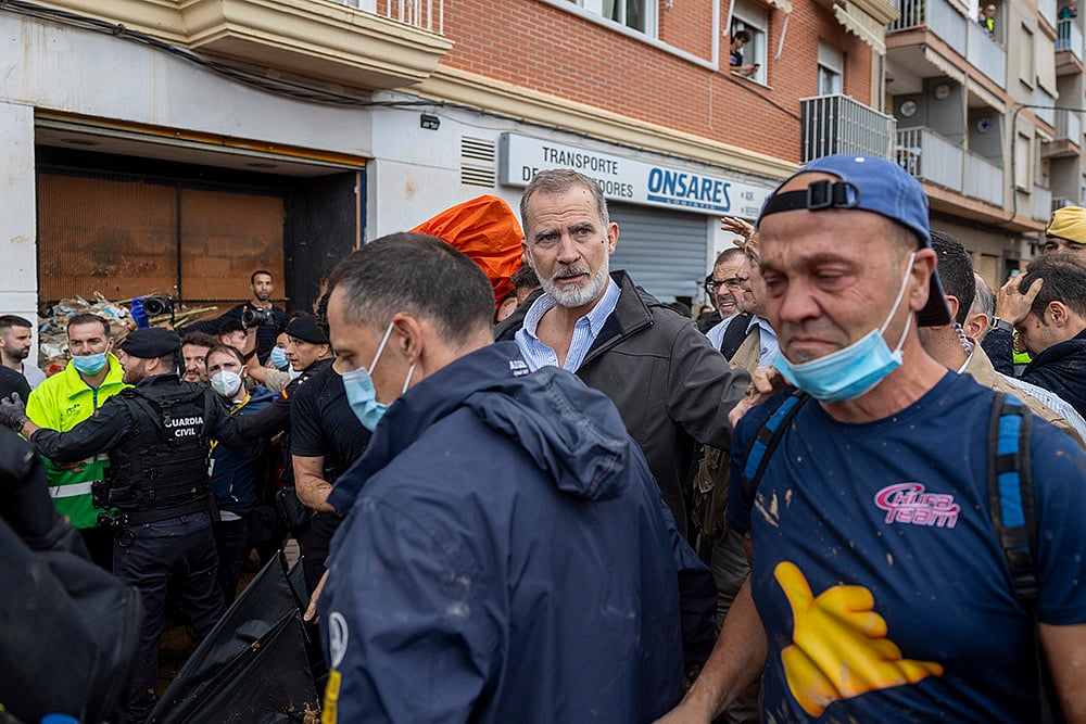 | Photo: AP/David Melero : Spain Floods: Spain's King Felipe VI, walks amidst angry Spanish flood survivors near Valencia