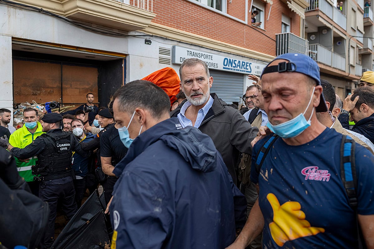 Spain flood aftermath photo gallery_Spain's King Felipe VI